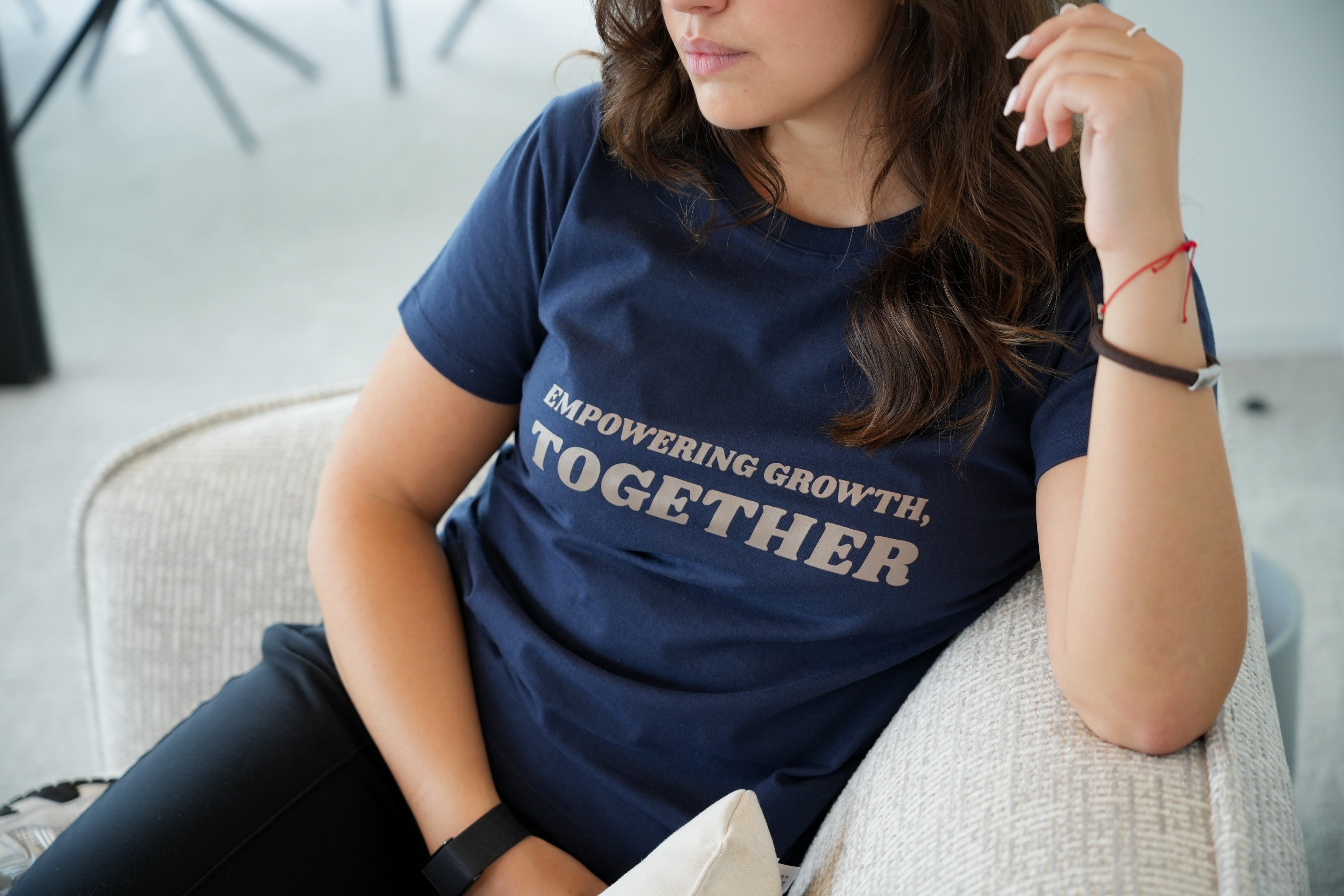 T-Shirt Empowering growth together - Frau