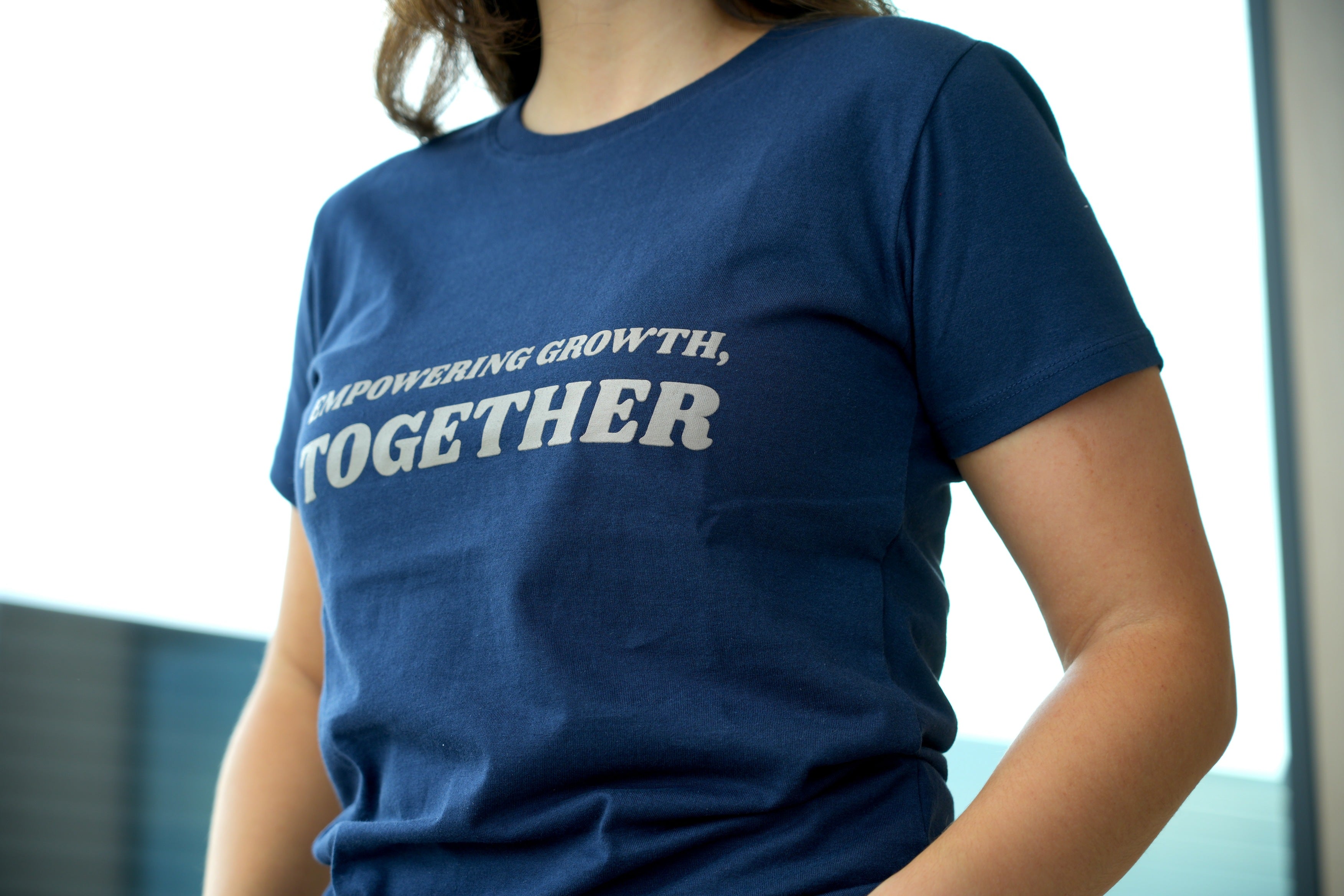T-Shirt Empowering growth together - Frau