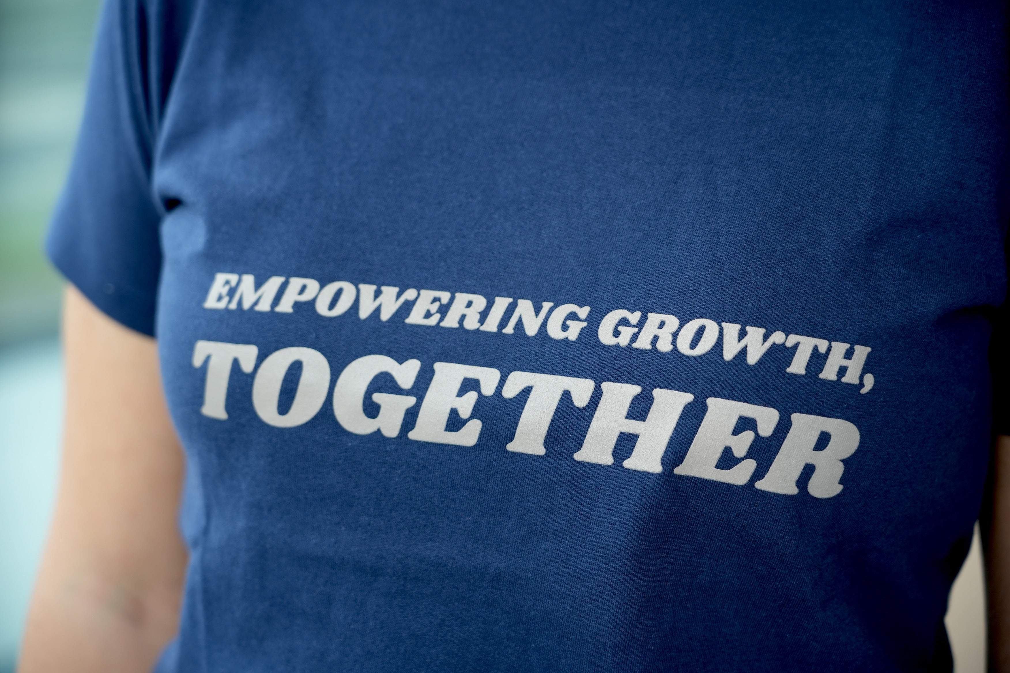 T-Shirt Empowering growth together - Frau